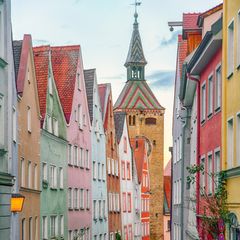 Bunte Häuser in der Stadt Landsberg in Bayern und ein Kirchturm in der Mitte