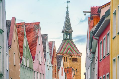 Bunte Häuser in der Stadt Landsberg in Bayern und ein Kirchturm in der Mitte