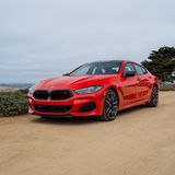BMW verabschiedet sich von seiner 8er-Reihe und das recht heimlich, still und leise. Nachdem Coupé und Cabriolet des 8er-BMWs bereits ausgelaufen sind, ist 2026 auch Schluss mit dem eleganten Gran Coupé. Den BMW-Fans in den USA wird der Abschied mit dem M850i Edition M Heritage versüßt, die in fünf historischen Farben verfügbar sein wird. Neben allerhand Alcantara und Karbon im Innenraum wird der viertürige Final-Achter vom bekannten 4,4-Liter-V8 mit 530 PS angetrieben. Die Auflage ist überschaubar: 500 Stück