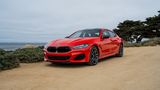 BMW verabschiedet sich von seiner 8er-Reihe und das recht heimlich, still und leise. Nachdem Coupé und Cabriolet des 8er-BMWs bereits ausgelaufen sind, ist 2026 auch Schluss mit dem eleganten Gran Coupé. Den BMW-Fans in den USA wird der Abschied mit dem M850i Edition M Heritage versüßt, die in fünf historischen Farben verfügbar sein wird. Neben allerhand Alcantara und Karbon im Innenraum wird der viertürige Final-Achter vom bekannten 4,4-Liter-V8 mit 530 PS angetrieben. Die Auflage ist überschaubar: 500 Stück
