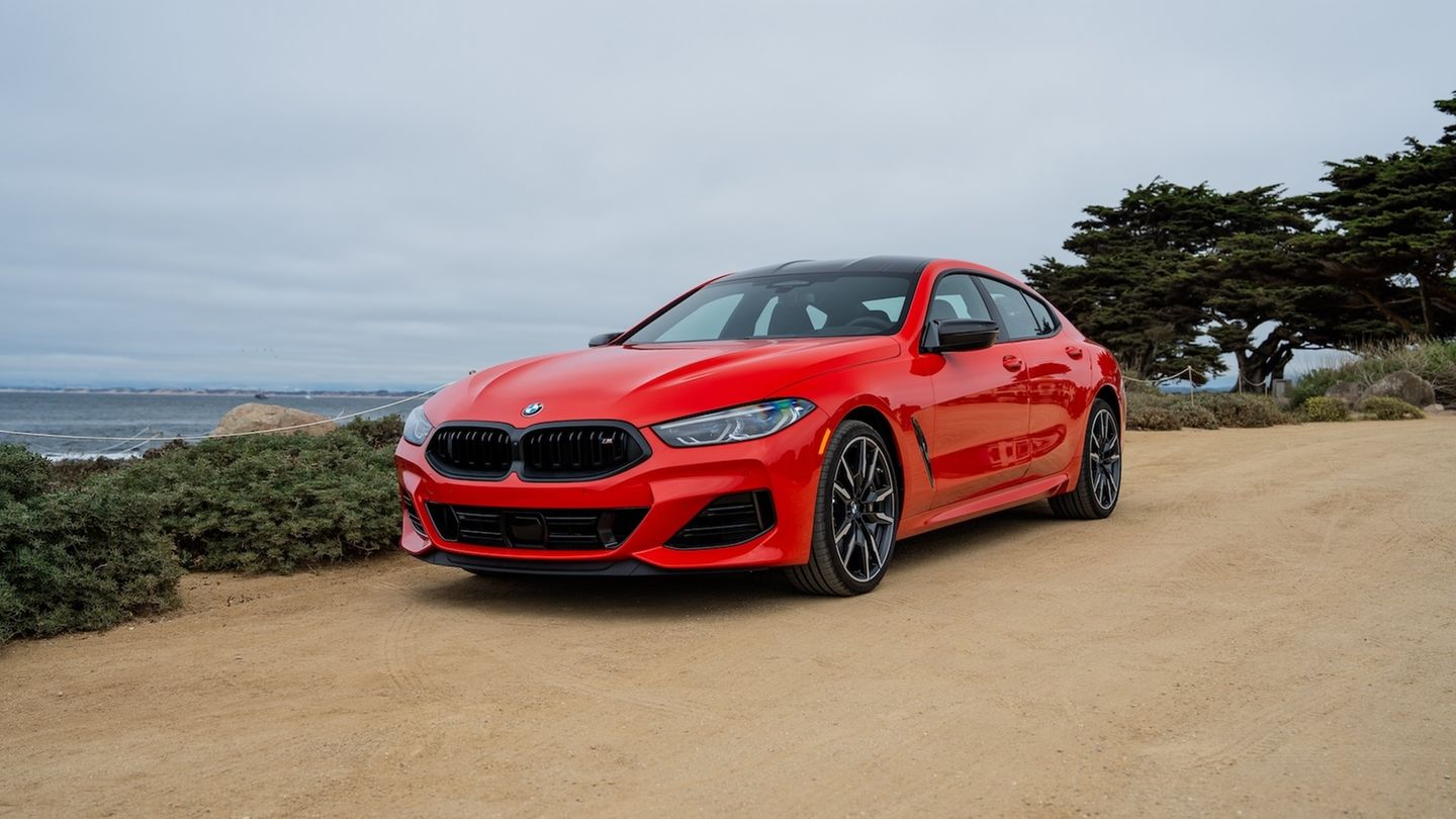 BMW verabschiedet sich von seiner 8er-Reihe und das recht heimlich, still und leise. Nachdem Coupé und Cabriolet des 8er-BMWs bereits ausgelaufen sind, ist 2026 auch Schluss mit dem eleganten Gran Coupé. Den BMW-Fans in den USA wird der Abschied mit dem M850i Edition M Heritage versüßt, die in fünf historischen Farben verfügbar sein wird. Neben allerhand Alcantara und Karbon im Innenraum wird der viertürige Final-Achter vom bekannten 4,4-Liter-V8 mit 530 PS angetrieben. Die Auflage ist überschaubar: 500 Stück
