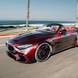 Als ob der Brabus Rocket GTC nicht schon imposant genug wäre – in dem Farbton Deep-Red ist er eine absolute Schau. Dem steht der Hybridantrieb in nichts nach, denn der aufgeladene Achtzylinder leistet dank Elektrounterstützung 735 kW / 1000 PS und geradezu unvorstellbare 1.620 Nm Drehmoment. Aus dem Stand geht es in 2,6 Sekunden auf Tempo 100 und bei 317 km/h wird der Roadster abgeriegelt