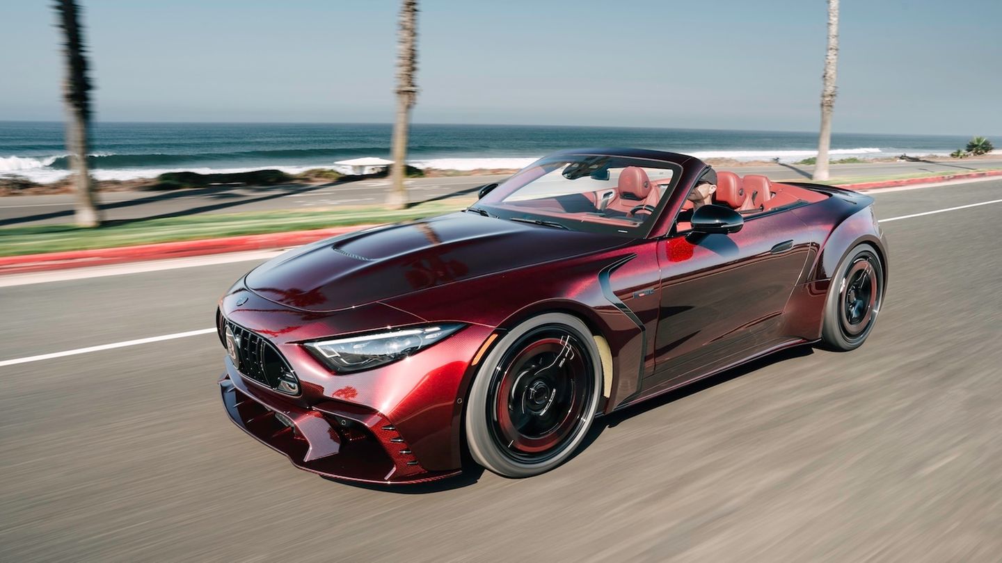 Als ob der Brabus Rocket GTC nicht schon imposant genug wäre – in dem Farbton Deep-Red ist er eine absolute Schau. Dem steht der Hybridantrieb in nichts nach, denn der aufgeladene Achtzylinder leistet dank Elektrounterstützung 735 kW / 1000 PS und geradezu unvorstellbare 1.620 Nm Drehmoment. Aus dem Stand geht es in 2,6 Sekunden auf Tempo 100 und bei 317 km/h wird der Roadster abgeriegelt