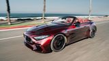 Als ob der Brabus Rocket GTC nicht schon imposant genug wäre – in dem Farbton Deep-Red ist er eine absolute Schau. Dem steht der Hybridantrieb in nichts nach, denn der aufgeladene Achtzylinder leistet dank Elektrounterstützung 735 kW / 1000 PS und geradezu unvorstellbare 1.620 Nm Drehmoment. Aus dem Stand geht es in 2,6 Sekunden auf Tempo 100 und bei 317 km/h wird der Roadster abgeriegelt