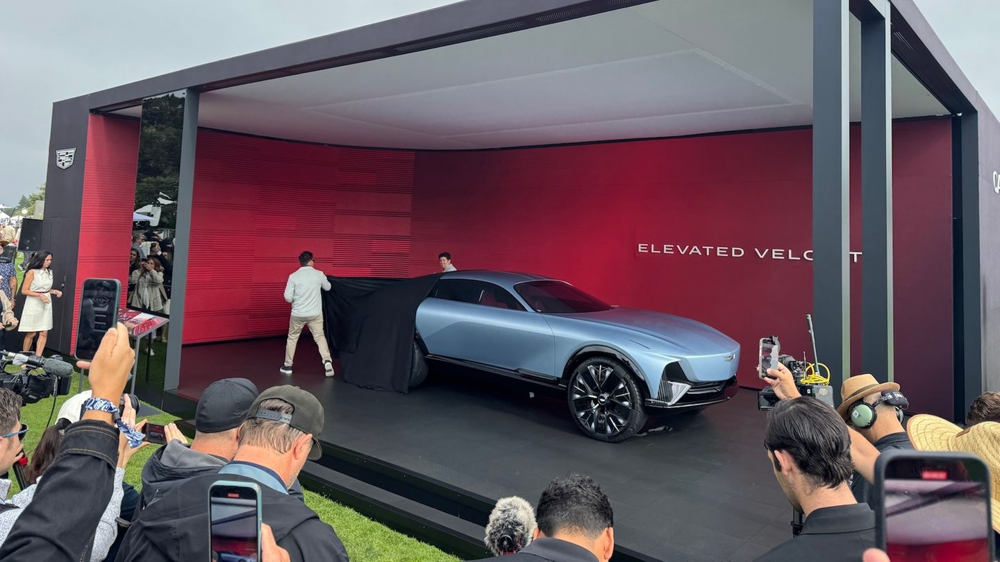 Der Premiumhersteller aus dem General-Motors-Konzern lässt sich seit vielen Jahren mit seinen neuen Modellen besonders gern beim Sommerevent von Pebble Beach sehen. In diesem Jahr enthüllten die Nordamerikaner mit dem Cadillac Elevated Velocity eine sehenswerte Crossover-Studie. Elektrisch angetrieben gibt der 2+2-Sitzer mit mächtigen Flügeltüren einen Ausblick auf zukünftige Serienmodelle