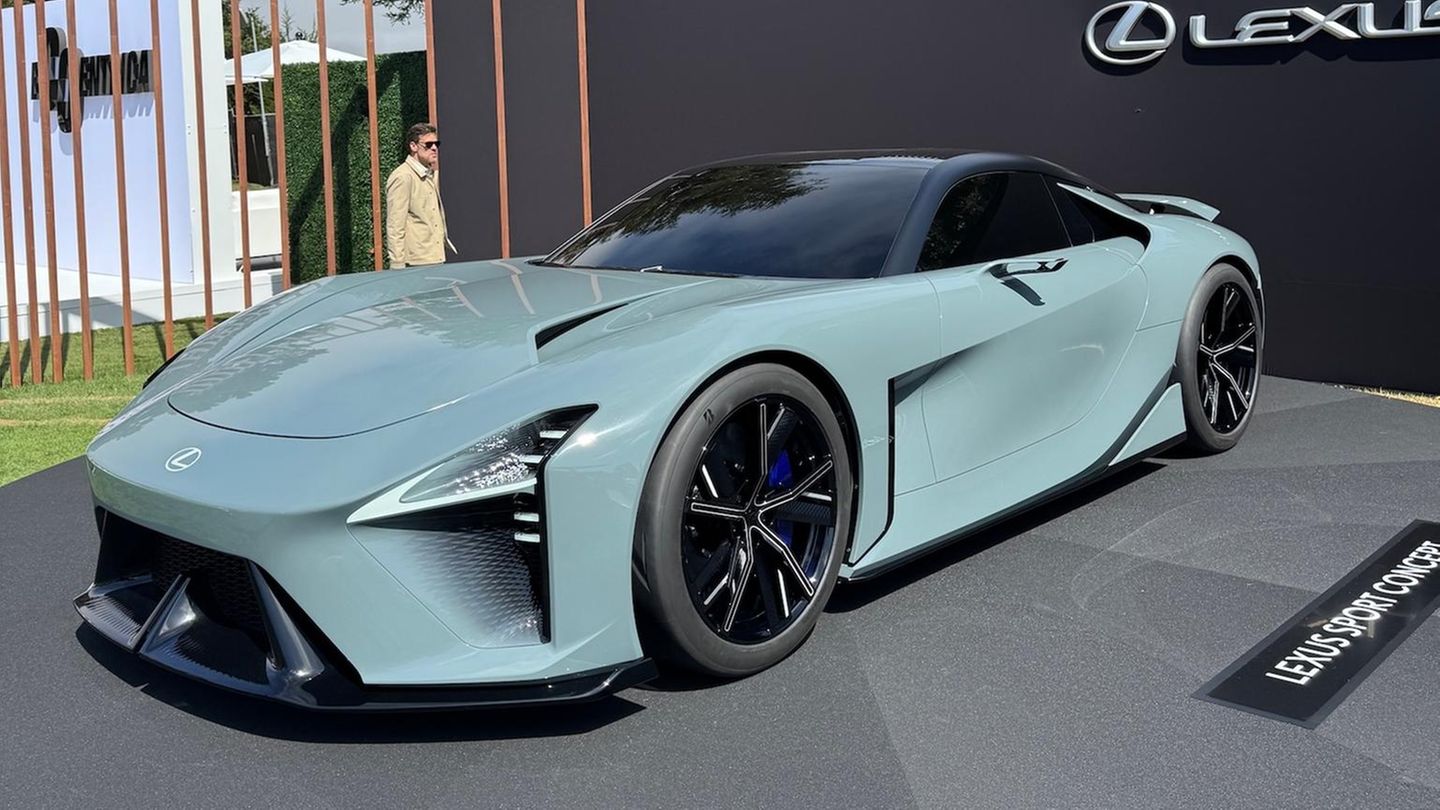 Spektakulärer denn je präsentierte sich auf der Monterey Car Week der Lexus Sport Concept. Und wer bei dem Modell nicht an den Lexus LFA denken muss, dem ist nicht mehr zu helfen. Vielleicht gibt es bald eine Neuauflage – träumen muss einfach erlaubt sein. Gerade in Pebble Beach. Einen so charismatischen Zehnzylinder wie beim LFA wird es wohl nicht mehr geben, aber mehr als 320 km/h dürften bei dieser Optik allemal drin sein