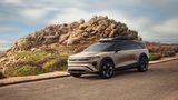 Der Elektro-Crossover Gravity ist in Europa noch nicht einmal auf dem Markt, da zeigte der amerikanische Autobauer Lucid auf der Monterey Car Week bereits die rustikale Offroadversion. Technische Basis ist der Lucid Gravity Grand Touring, der mit dem Offroadpaket eine Leistung von 610 kW / 828 PS / 1200 Nm bietet und aus dem Stand in 3,5 Sekunden auf 100 km/h beschleunigen soll. Die Reichweite soll dank des 123 kWh großen Batteriepaketes bei rund 720 Kilometern liegen, ehe der Amerikaner wieder an die Ladesäule muss
