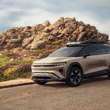 Der Elektro-Crossover Gravity ist in Europa noch nicht einmal auf dem Markt, da zeigte der amerikanische Autobauer Lucid auf der Monterey Car Week bereits die rustikale Offroadversion. Technische Basis ist der Lucid Gravity Grand Touring, der mit dem Offroadpaket eine Leistung von 610 kW / 828 PS / 1200 Nm bietet und aus dem Stand in 3,5 Sekunden auf 100 km/h beschleunigen soll. Die Reichweite soll dank des 123 kWh großen Batteriepaketes bei rund 720 Kilometern liegen, ehe der Amerikaner wieder an die Ladesäule muss