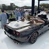 Wer genau hinschaut, sieht, dass der Veloce 12 Barchetta auf dem zugegeben in die Jahre gekommenen Ferrari 550 Marenello basiert. Vor einem Jahr stellte der Kleinserienhersteller an gleichem Ort das Coupé vor und produzierte in aufwendiger Handarbeit fünf Modelle. Jetzt wurde in The Quail die 503 PS starke Cabrioversion der Öffentlichkeit präsentiert – ebenfalls mit dem charismatischen V12-Saugmotor