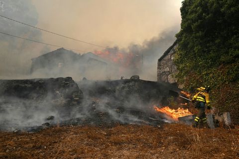Waldbrand in Vilarino im Nordwesten Spaniens