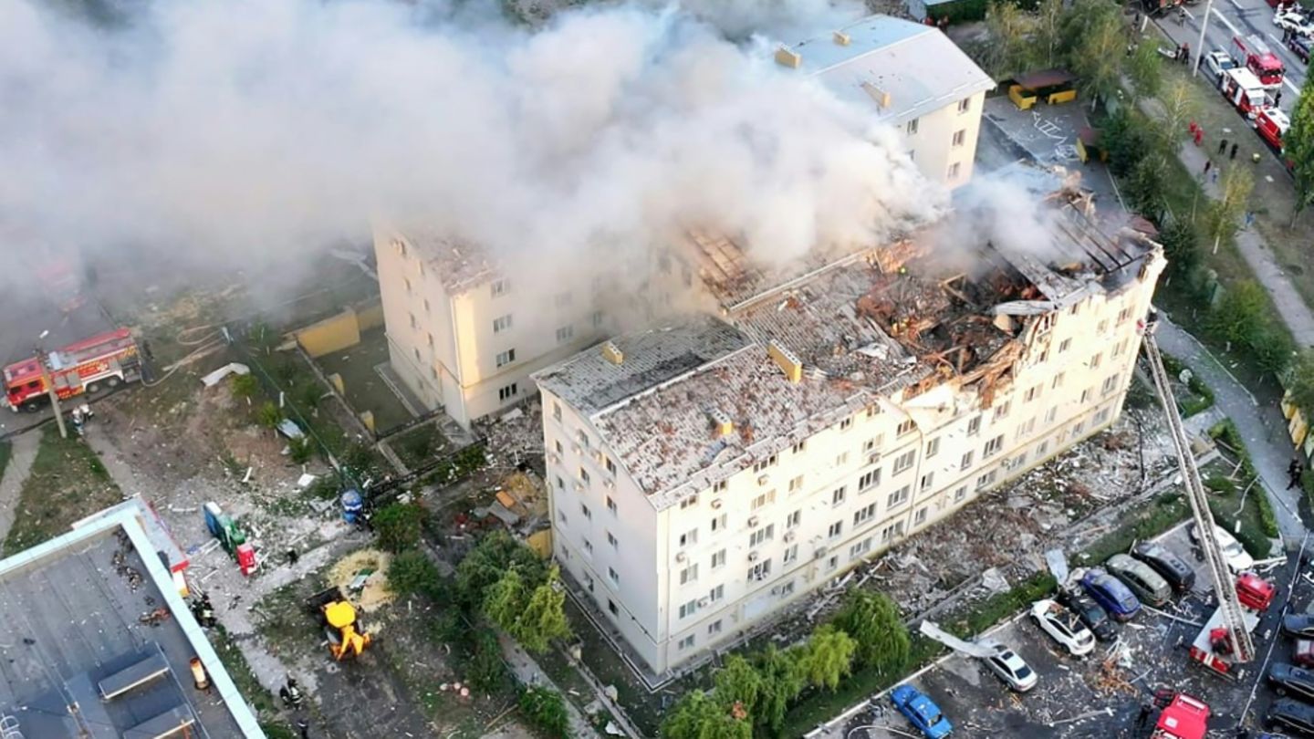 Der beschädigte Wohnblock in Charkiw