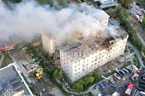 Der beschädigte Wohnblock in Charkiw