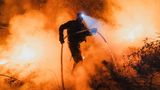 Die örtlichen Feuerwehrleute sind seit Tagen im Einsatz – fast ohne Pause und unter Extrembedingungen. Sie berichten von wenig Schlaf und Erschöpfung. Zusätzlich hat Ministerpräsident Pedro Sánchez 3000 Kräfte der militärischen Notfalleinheit UME in die betroffenen Regionen geschickt. Auch ein deutscher Hilfskonvoi aus Bonn mit 67 Feuerwehrleuten und mehr als 20 Fahrzeugen will die spanischen Einsatzkräfte diese Woche bei den Löscharbeiten unterstützen
