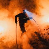 Die örtlichen Feuerwehrleute sind seit Tagen im Einsatz – fast ohne Pause und unter Extrembedingungen. Sie berichten von wenig Schlaf und Erschöpfung. Zusätzlich hat Ministerpräsident Pedro Sánchez 3000 Kräfte der militärischen Notfalleinheit UME in die betroffenen Regionen geschickt. Auch ein deutscher Hilfskonvoi aus Bonn mit 67 Feuerwehrleuten und mehr als 20 Fahrzeugen will die spanischen Einsatzkräfte diese Woche bei den Löscharbeiten unterstützen