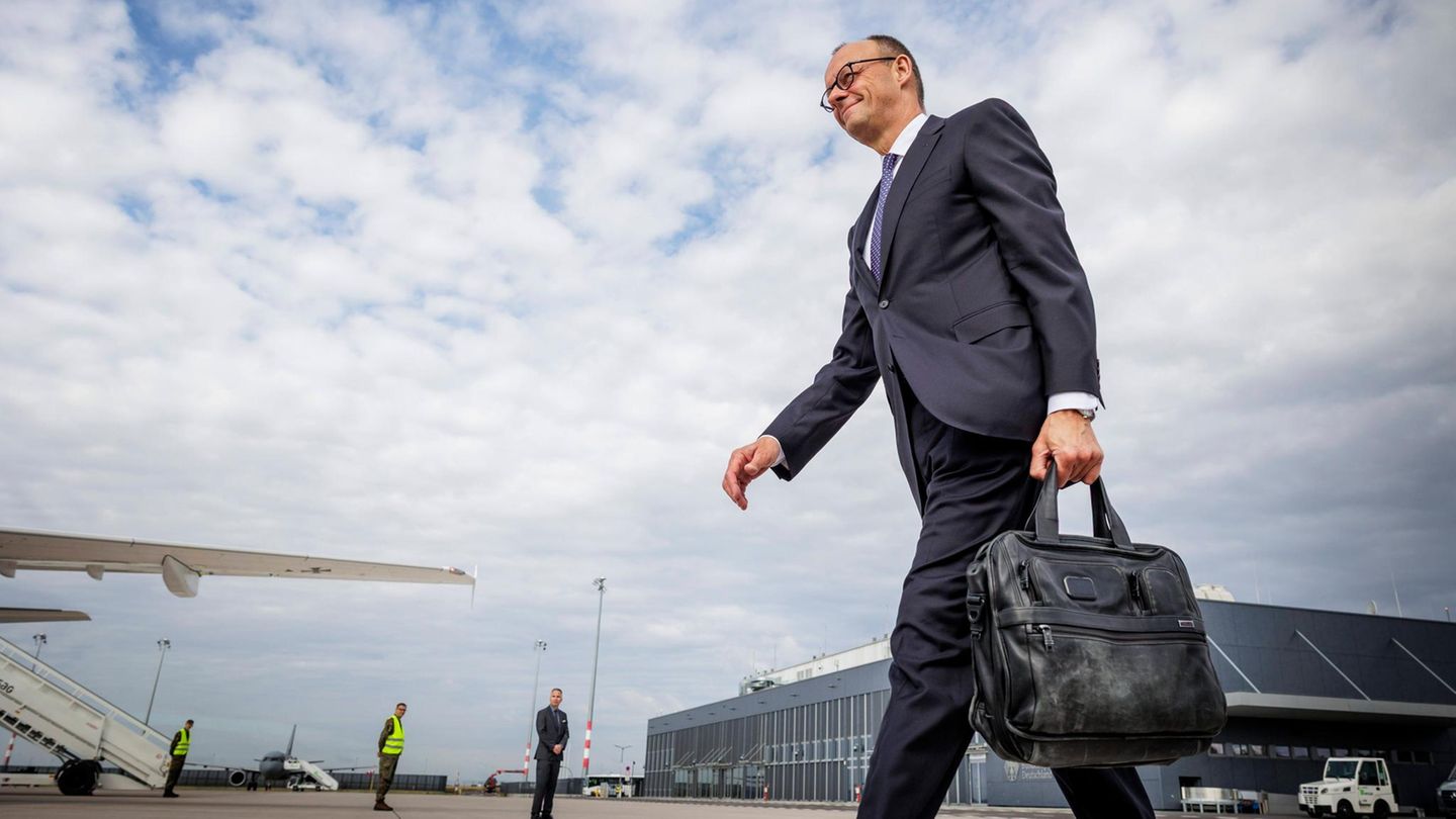 Friedrich Merz steigt in die Regierungsmaschine