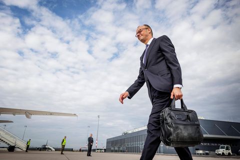 Friedrich Merz steigt in die Regierungsmaschine