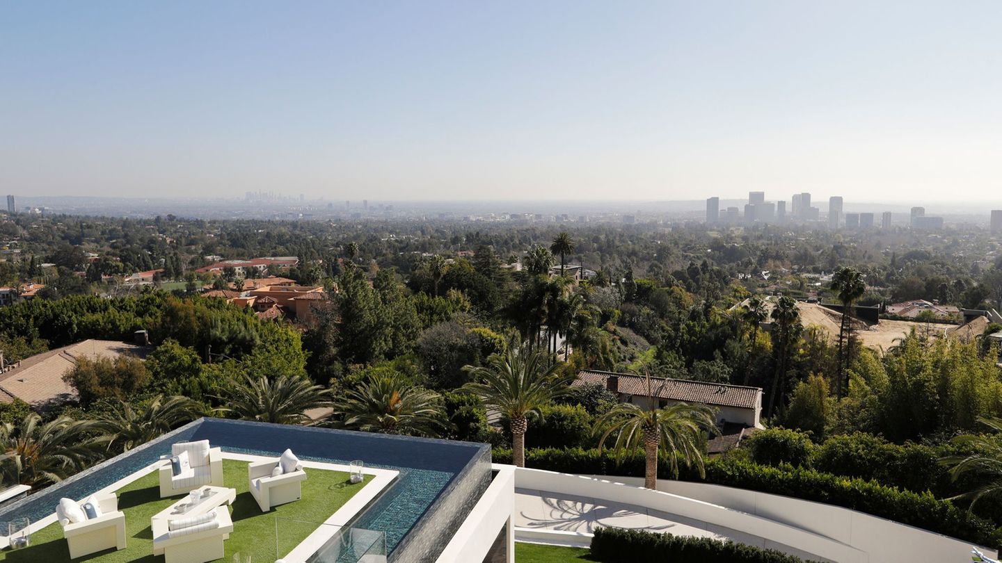 Los Angeles model: Luxury villas: Left for special tax on expensive real estate