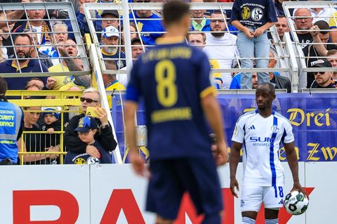 Lok Leipzig: Schalke-Profi Christopher Antwi-Adjei (r.) zeigte eine rassistische Beleidigung beim Schiedsrichter an