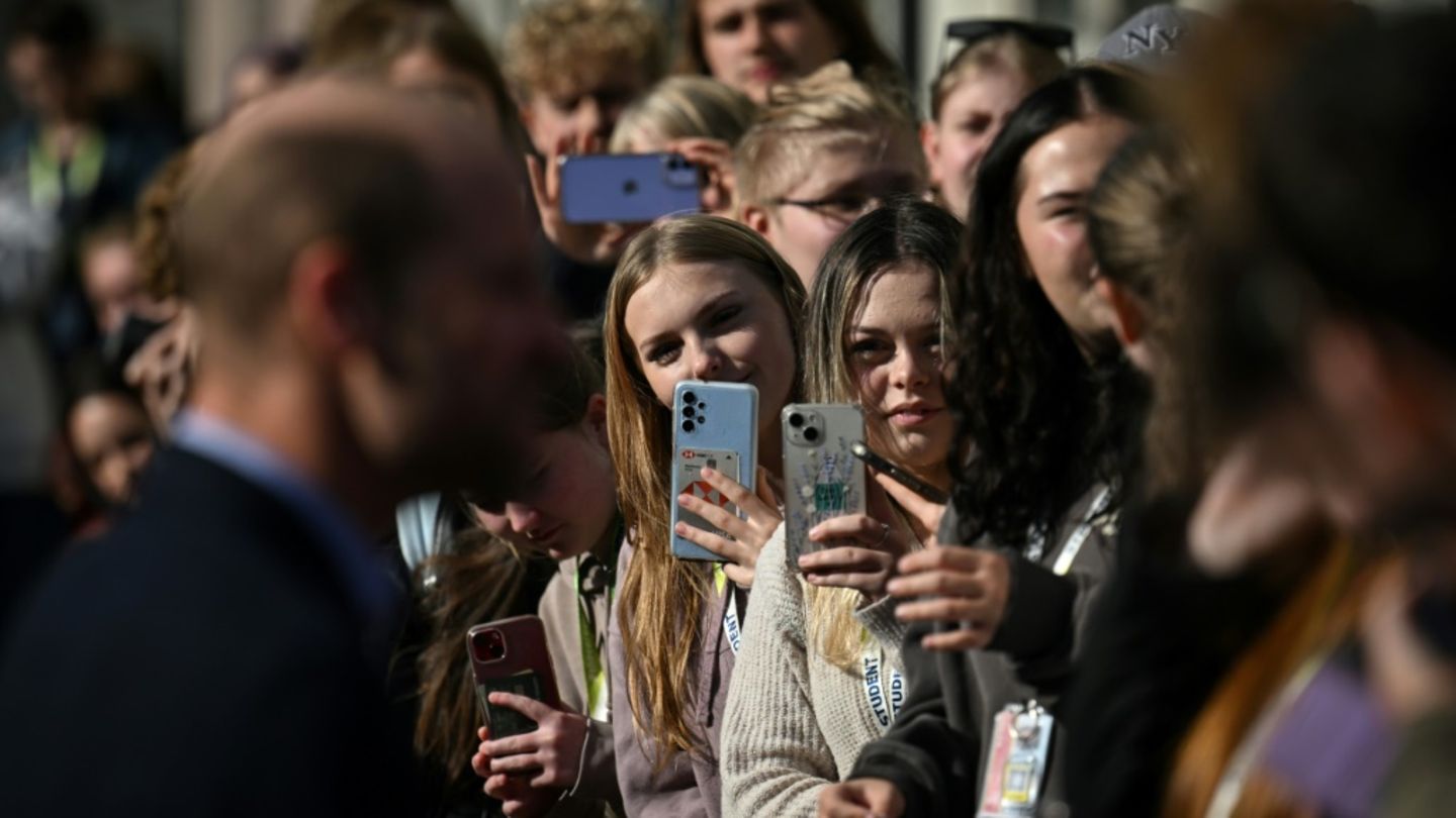 Junge Frauen machen Bilder von Prinz William