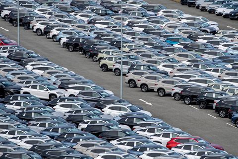 Marktattacke: Zahlreiche neue Autos des Herstellers BYD aus China stehen auf einem Parkplatz am JadeWeserPort