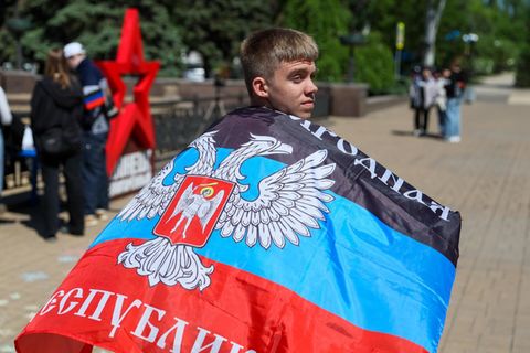 Ukraine: Ein Junge hüllt sich in die Flagge der russisch kontrollierten Volksrepublik Donezk ein