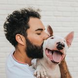 Körpermerkmale: Seitenprofil von Mann mit Hund