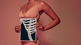 Körpermerkmale: Frau mit Abbildung von Rippenbogen