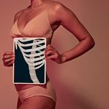 Körpermerkmale: Frau mit Abbildung von Rippenbogen