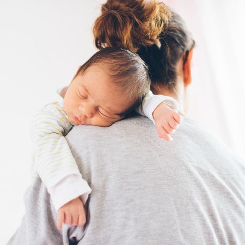 Baby und Mutter: Frau hält Kind auf dem Arm
