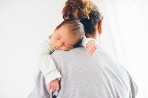 Baby und Mutter: Frau hält Kind auf dem Arm