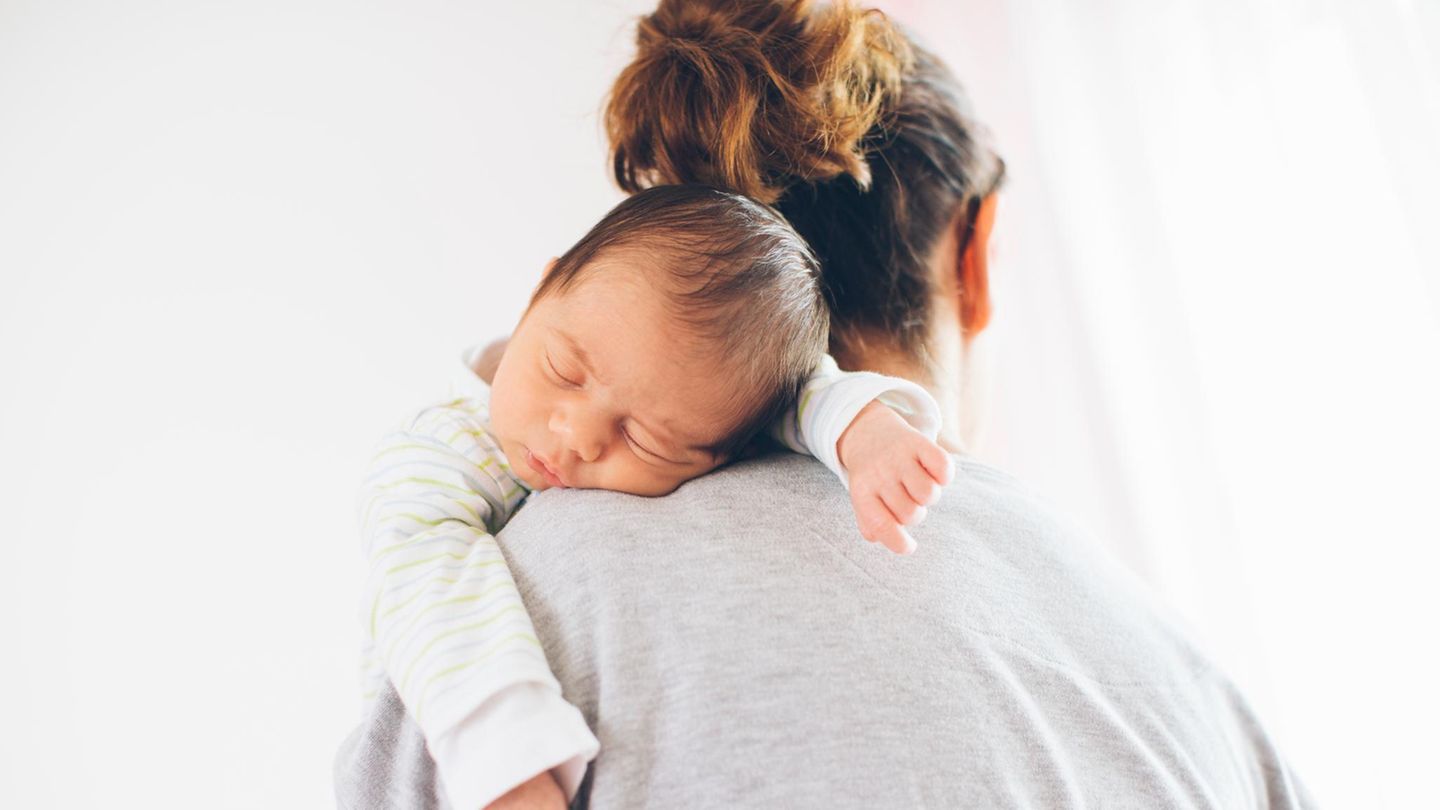 Baby und Mutter: Frau hält Kind auf dem Arm