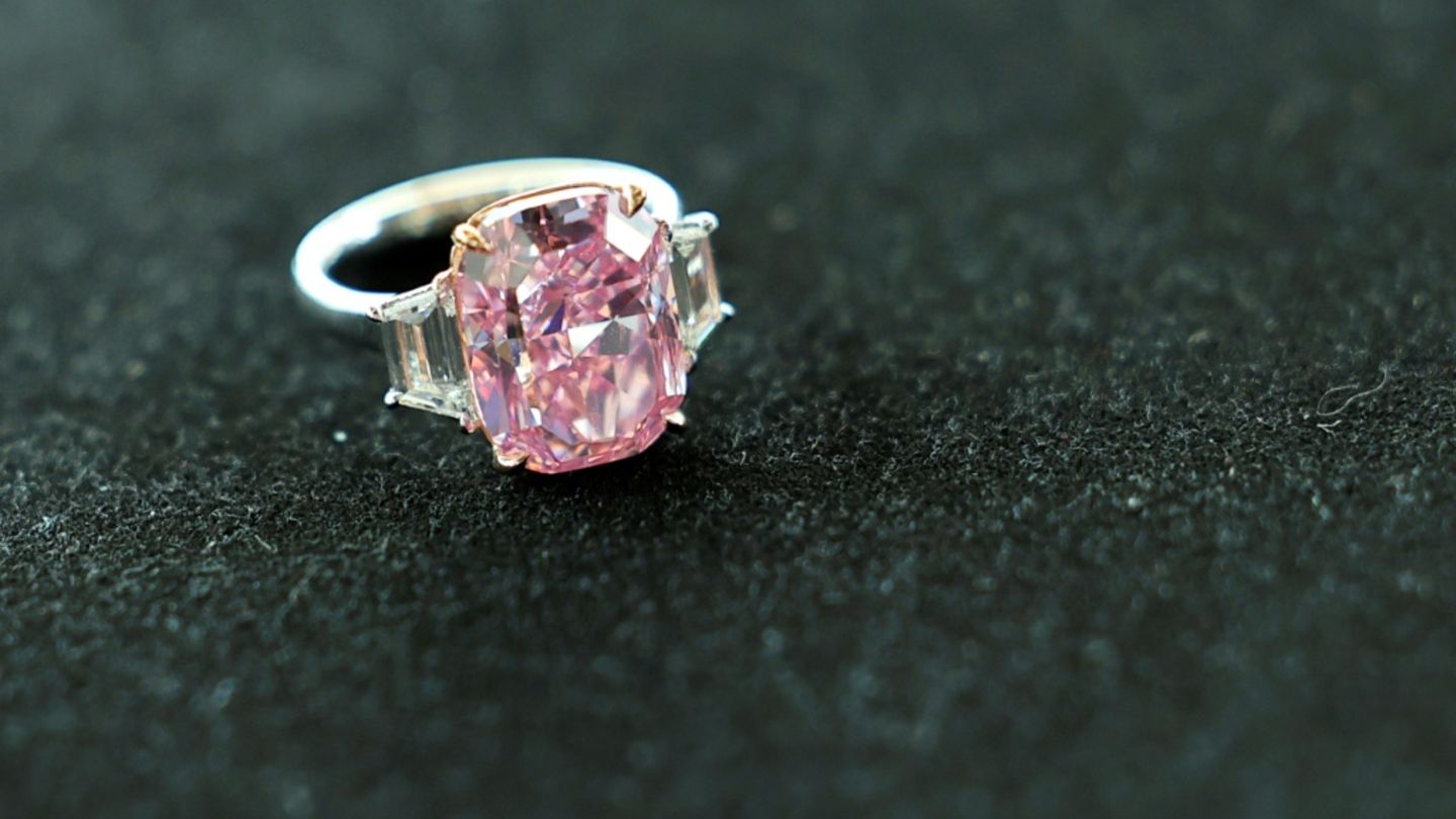 Ein Ring mit einem pinken Diamanten