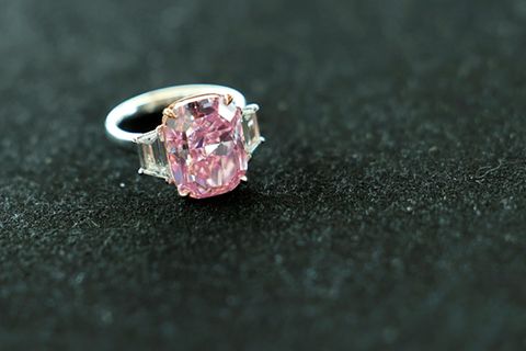 Ein Ring mit einem pinken Diamanten