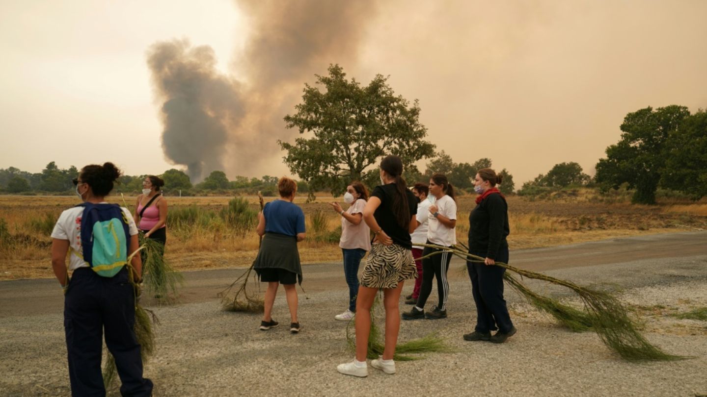 Freiwillige bereiten sich auf Kampf gegen Flammen vor