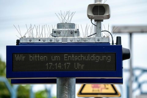 Die Deutsche Bahn war im Juli so unpünktlich wie im gesamten Jahr nicht. Lediglich 56,1 Prozent der Fernzüge kam mit einer maximalen Verspätung von sechs Minuten an, so der Konzern. Auch die sogenannte Reisendenpünktlichkeit (Verspätung von 15 Minuten) geht zurück und liegt bei 59,4 Prozent. Im Vorjahresmonat waren es noch mehr als 67 Prozent. Gründe für die katastrophalen Zahlen: Böschungsbrände an Gleisen und ein Brandanschlag auf hoch frequentierte Strecke Duisburg-Düsseldorf   