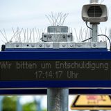 Die Deutsche Bahn war im Juli so unpünktlich wie im gesamten Jahr nicht. Lediglich 56,1 Prozent der Fernzüge kam mit einer maximalen Verspätung von sechs Minuten an, so der Konzern. Auch die sogenannte Reisendenpünktlichkeit (Verspätung von 15 Minuten) geht zurück und liegt bei 59,4 Prozent. Im Vorjahresmonat waren es noch mehr als 67 Prozent. Gründe für die katastrophalen Zahlen: Böschungsbrände an Gleisen und ein Brandanschlag auf hoch frequentierte Strecke Duisburg-Düsseldorf   