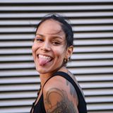 Körpermerkmale: Frau streckt ihre Zunge heraus