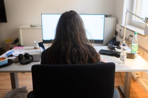 Frau vor Computer (Symbolbild)