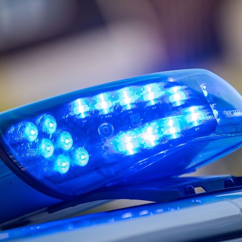 Blaulicht. Die Polizei fahndet fieberhaft nach dem Geflohenen