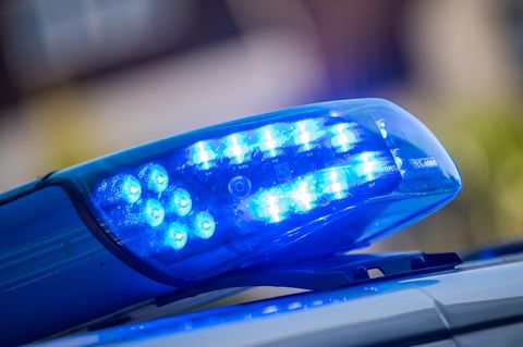 Blaulicht. Die Polizei fahndet fieberhaft nach dem Geflohenen