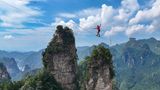 Zhangjiajie, China. Bei der "Slackline-König"-Meisterschaft 2025 scheint der Belgier Stijn fast durch die Wolken zu schreiten. Er ist nicht der einzige Wagemutige: Rund 20 Elite-Slackline-Sportler aus China, Frankreich, Brasilien und anderen Ländern und Regionen nahmen an der Veranstaltung in der zentralchinesischen Provinz Hunan teil