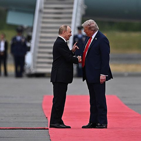 Wladimir Putin und Donald Trump geben sich beim Alaska-Gipfel die Hand auf dem roten Teppich