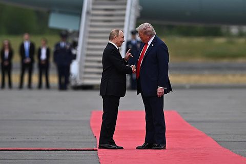Wladimir Putin und Donald Trump geben sich beim Alaska-Gipfel die Hand auf dem roten Teppich