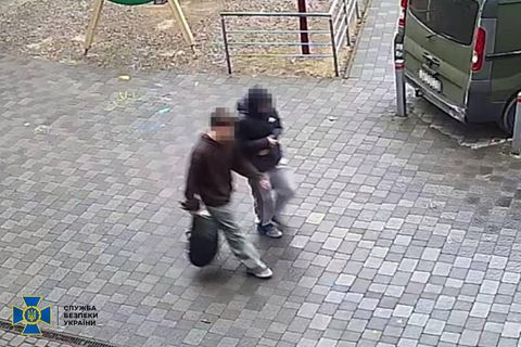 Zwei Jungen in der Ukraine auf einem Überwachungsvideo