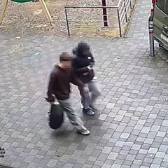 Zwei Jungen in der Ukraine auf einem Überwachungsvideo