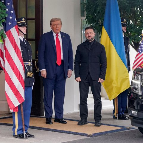 Donald Trump stands next to Wolodymyr Selenskyj between a US flag and a flag of Ukraine in front of the White House