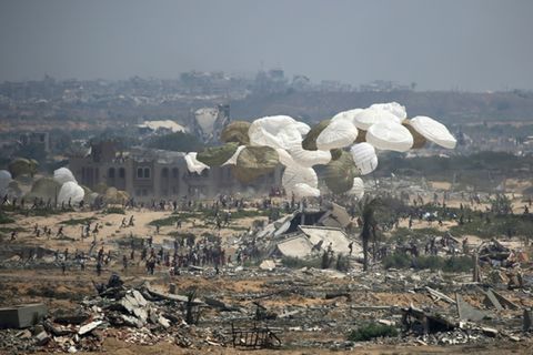 Hilfsgüter werden über dem Gazastreifen abgeworfen