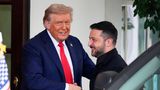 Schon bei der Begrüßung trat US-Präsident Donald Trump (l.) seinem ukrainischen Amtskollegen Wolodymyr Selenskyj (r.) freundlicher gegenüber als bei der vergangenen Begegnung – immerhin trug der auch Anzug statt Militärkleidung