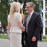 Monica Crowley (l), Protokollchefin des Weißen Hauses, begrüßt den britischen Premierminister Keir Starmer bei seiner Ankunft zu einem Treffen mit US-Präsident Trump und dem ukrainischen Präsidenten Selenskyj im Weißen Haus