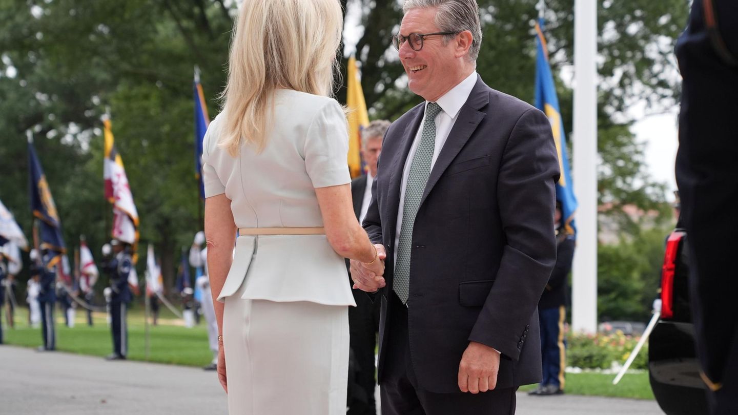 Monica Crowley (L), Protocol boss of the White House, welcomes the British Prime Minister Keir Starmer to a meeting with US President Trump and the Ukrainian President Selenskyj in the White House when he arrived